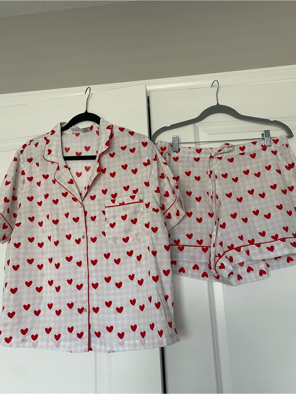 cupcakes & cashmere White and Red Heart Print ladies large pajama set
